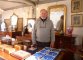 Signor Mario, antiquario, al mercato natalizio di Piazza Mazzini