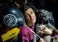 Caterina e il suo banco di bijoux in aluminio al Vintage Market